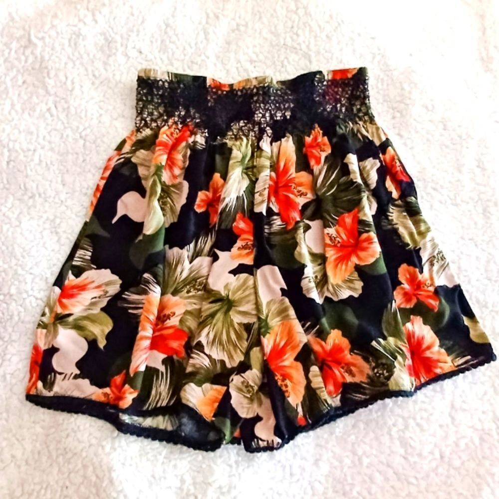 Chances R flowy shorts Size S